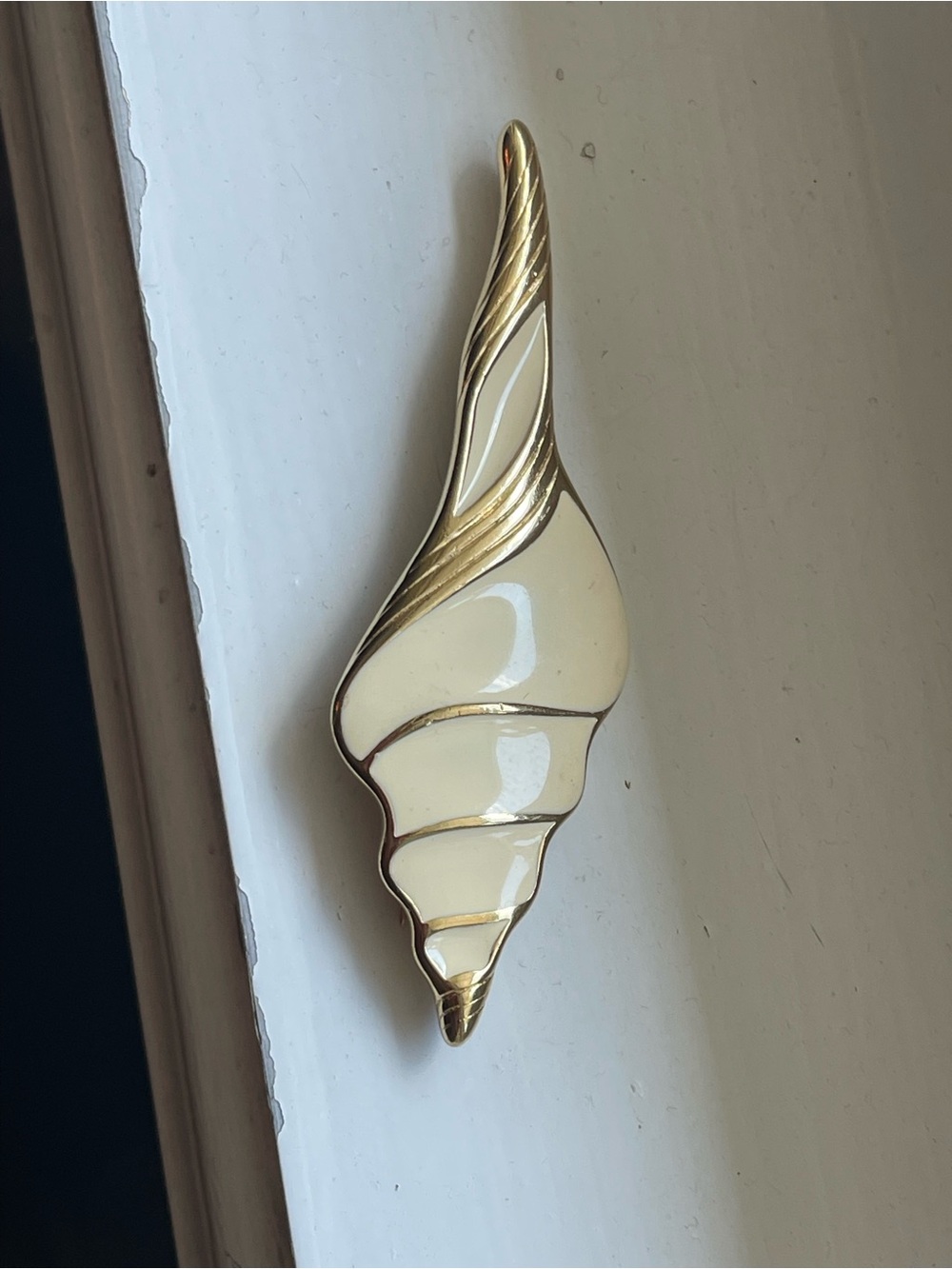 Vintage Trifari Cream and Gold Shell Brooch / Pin artistic enamel beach jewelry